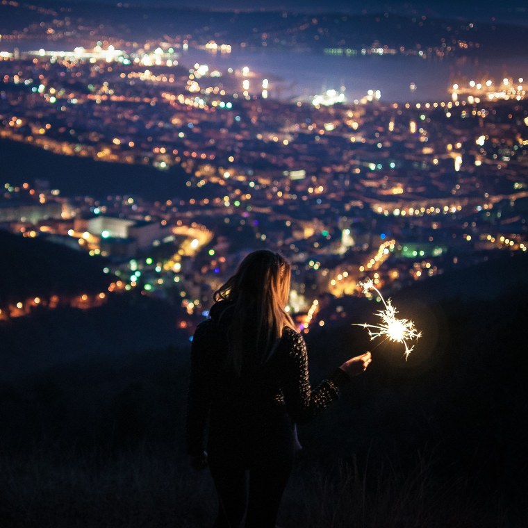 Девушка на крыше ночного города