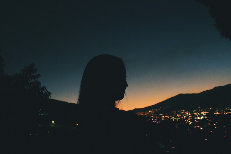 Девушка с каре ночью