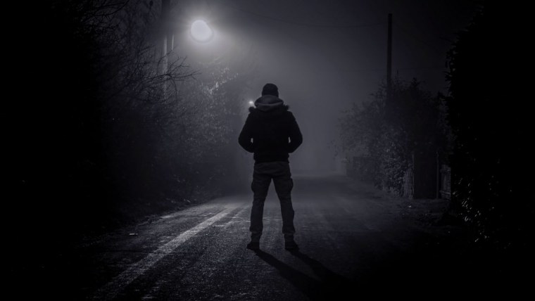 Парень с длинными волосами и девушка