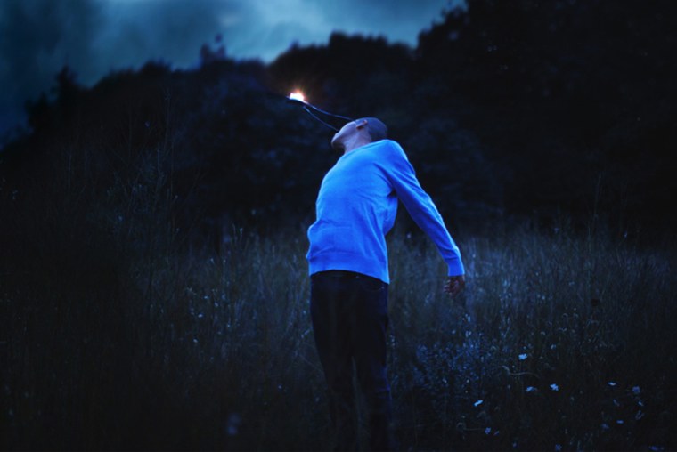 Парень с сигаретой ночью