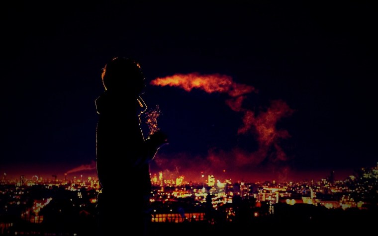 Человек на крыше ночью