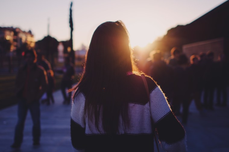 Девушка со спины на улице