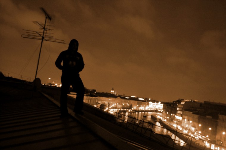 Парень за рулем ночью