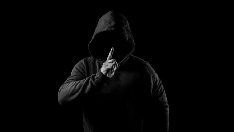 Парень с девушкой в темноте