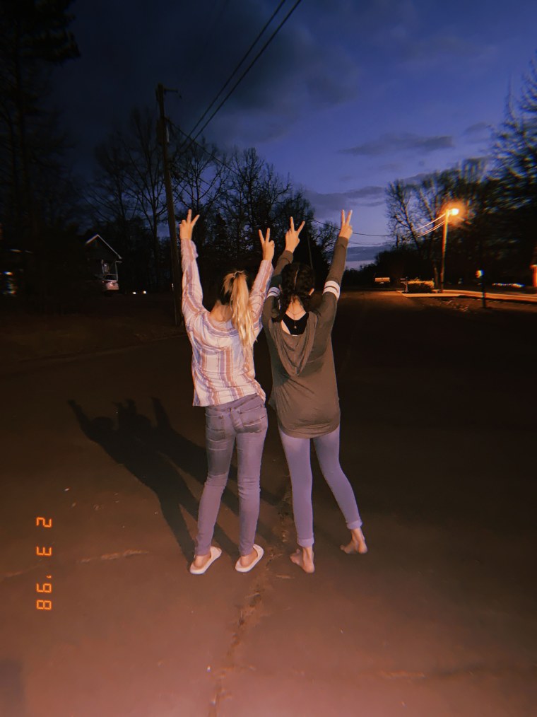 Подруги гуляют ночью