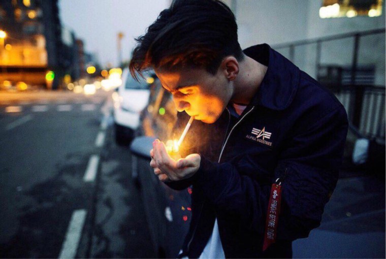 Девушка одна в темноте