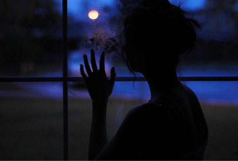 Человек в капюшоне ночью