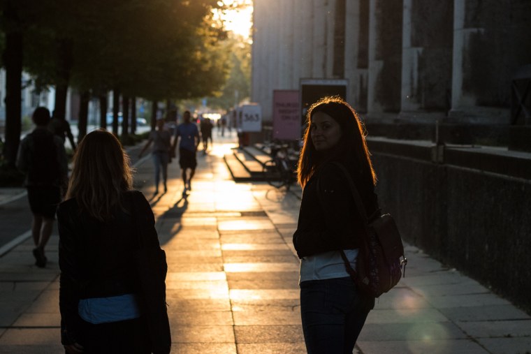Человек в капюшоне в темноте