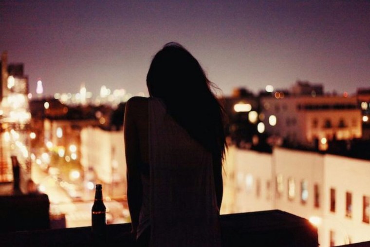 Девушка в толстовке с капюшоном со спины