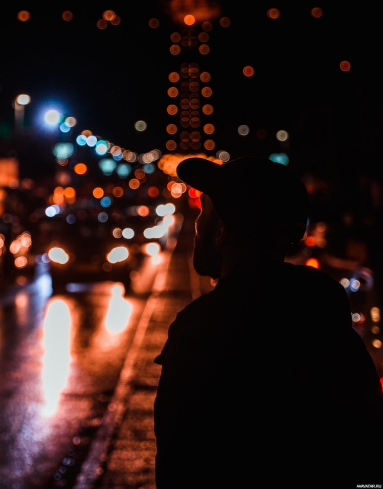 Парень в ночном городе
