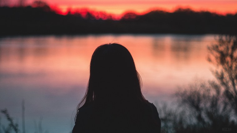 Девушка с темными волосами на озере