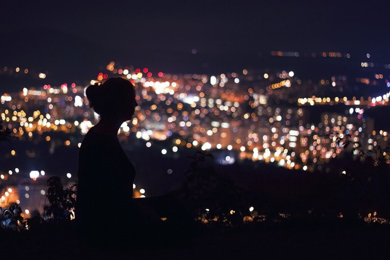 Парень в капюшоне с сигаретой