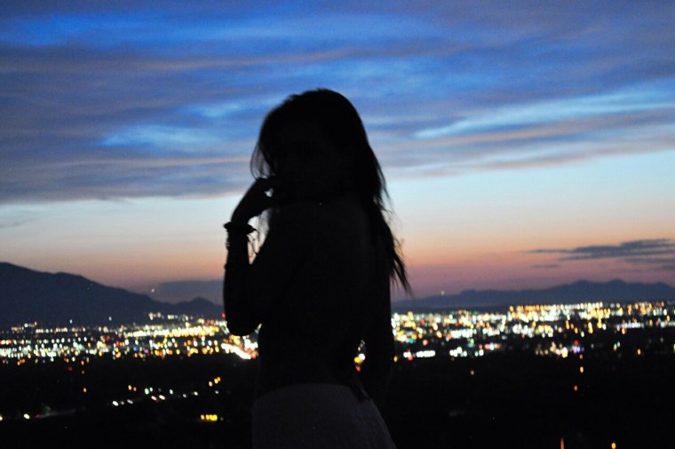 Девушка со спины ночью