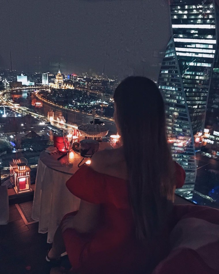 Девочка на закате без лица