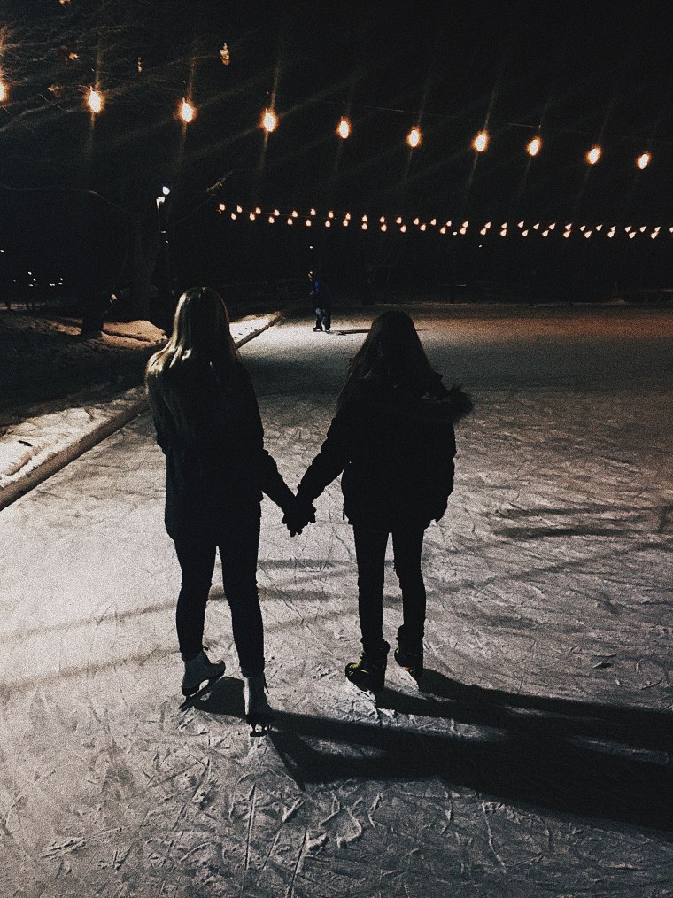 Девушка на крыше закат