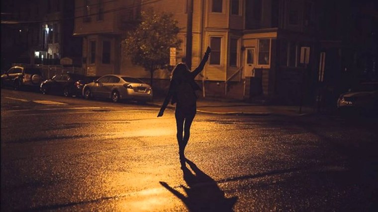 Девушка на фоне ночного города