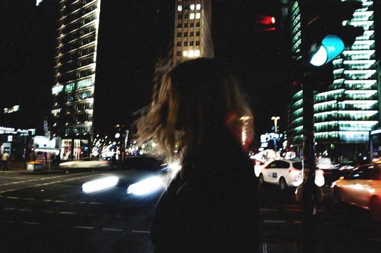 Девочка на улице ночью