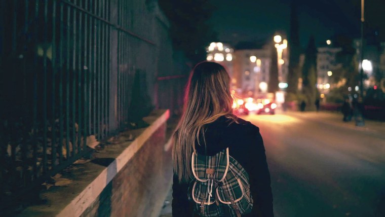 Девушка со спины ночью