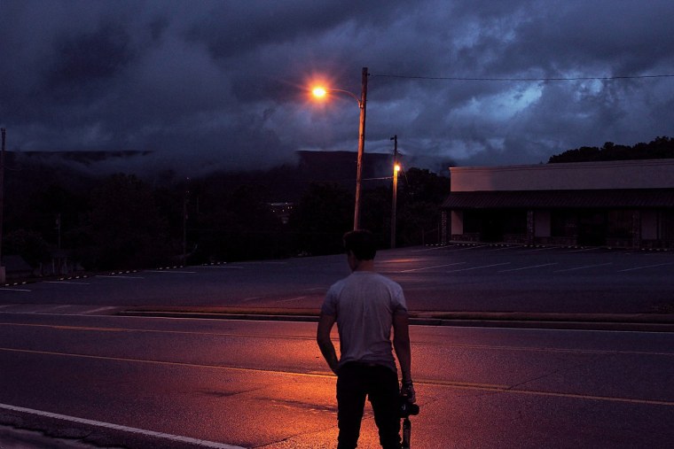 Девушка вечером на улице