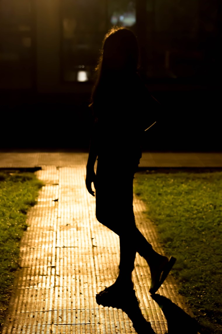 Человек на фоне ночного города