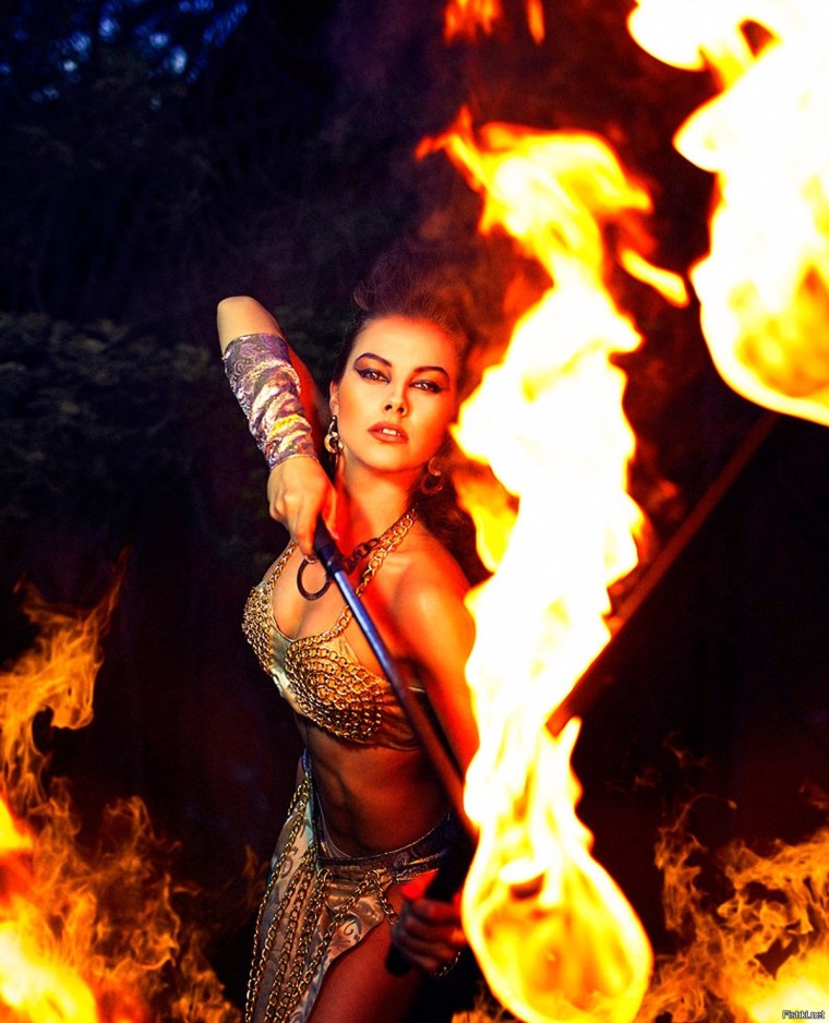 Девушка на фоне пожара