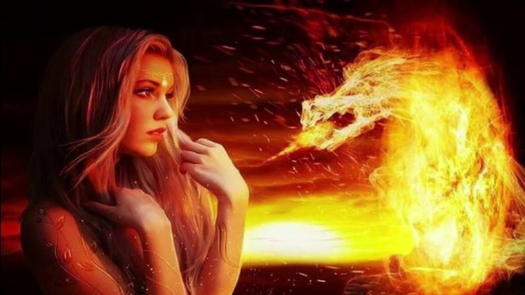 Девушка возле огня