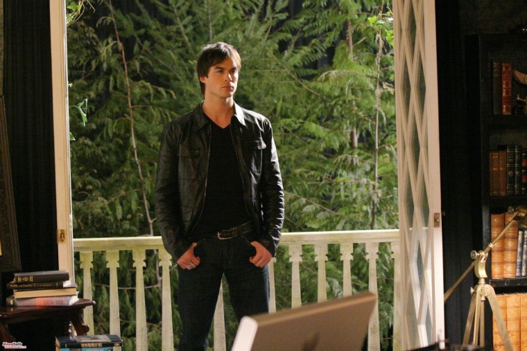 Йен Сомерхолдер в костюме в полный рост