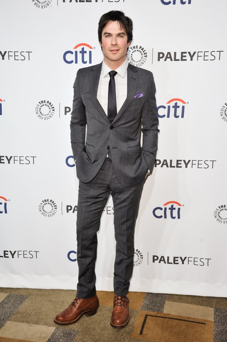 Йен Сомерхолдер в черном костюме