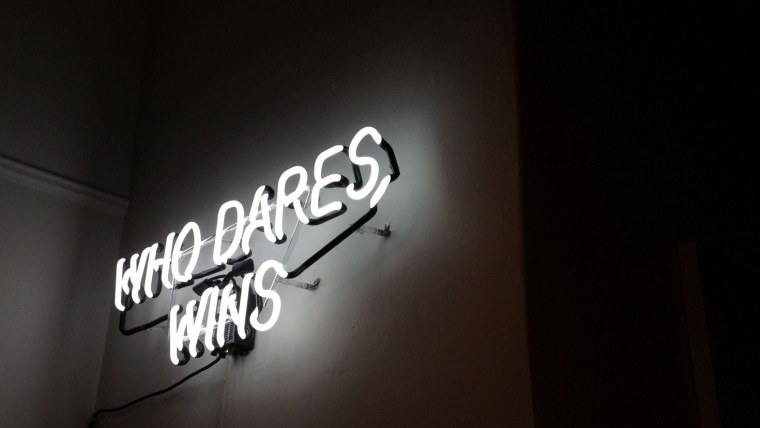 Неоновая вывеска мотивация