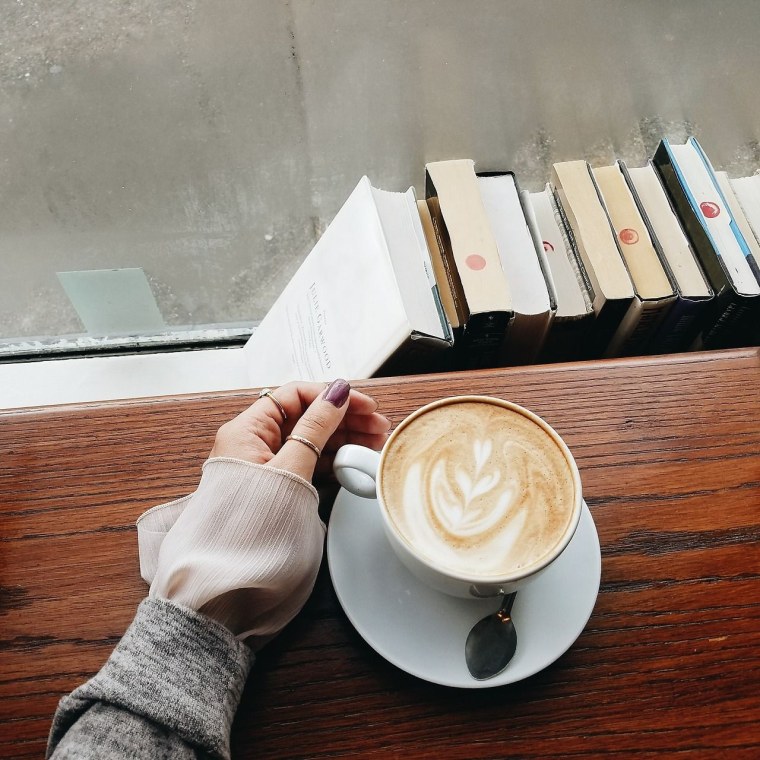 Кружка кофе и книга