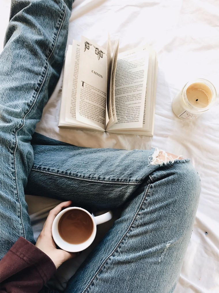 Фотосессия с кофе с книжкой