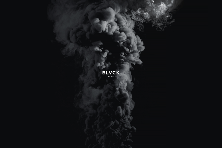 Скульптура на черном фоне