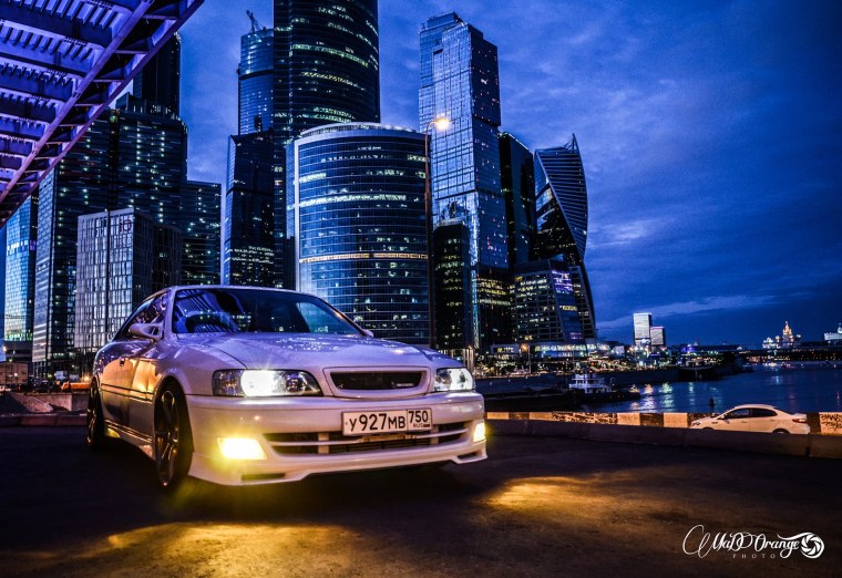 Тойота Марк 2 в ночном городе