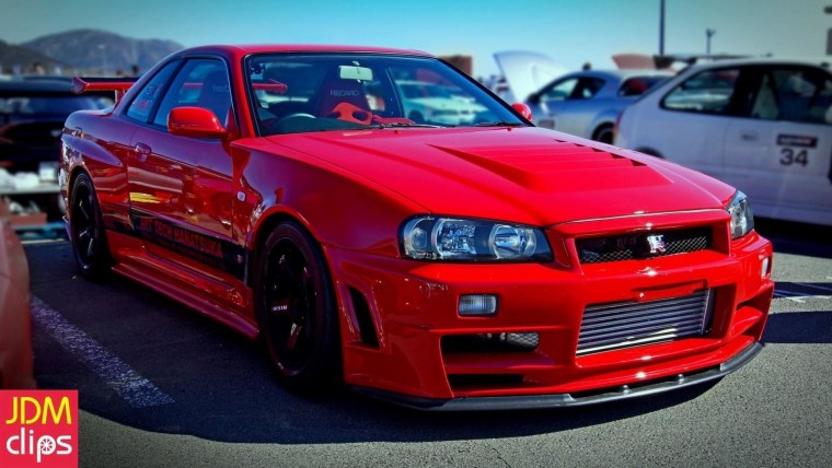 Nissan Skyline GTR r34 красный