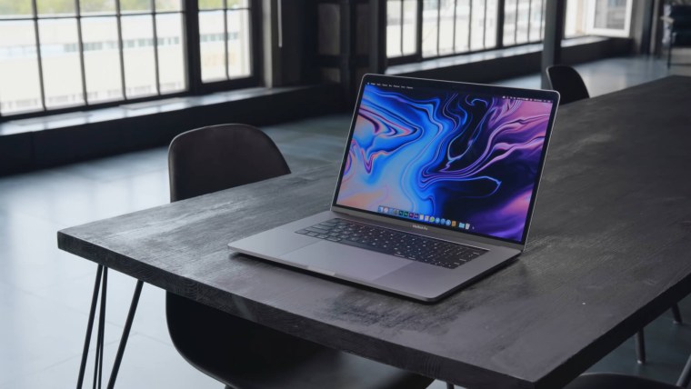 Техника Apple на столе