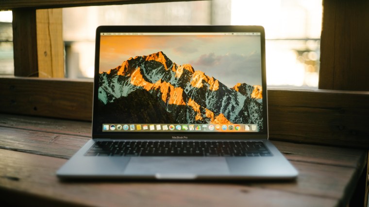 Макбук в темноте