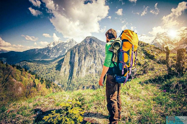 Человек с рюкзаком в горах