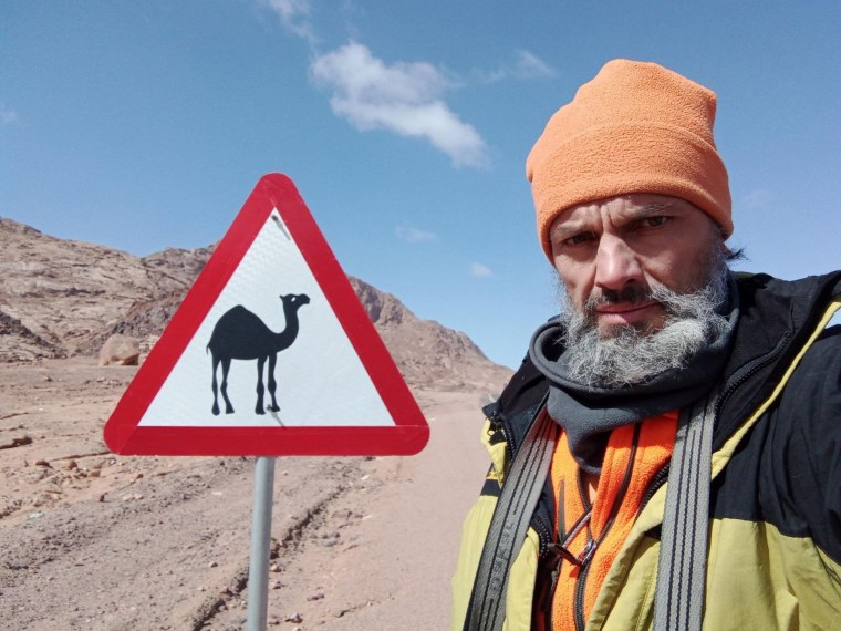 Мужчина с рюкзаком в горах