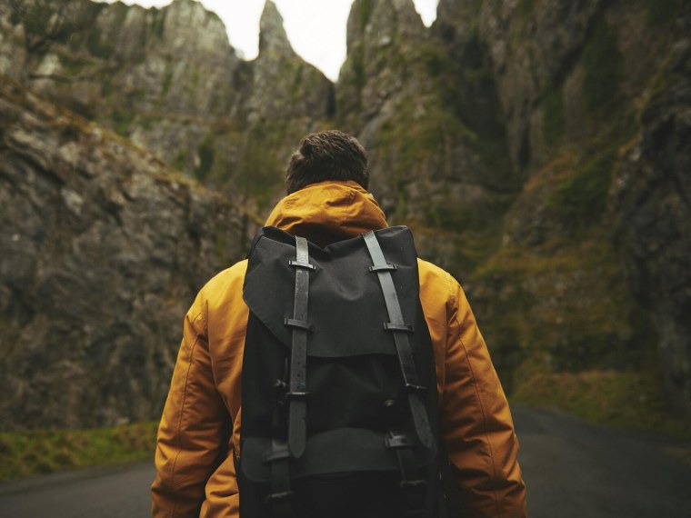 Путешественник с рюкзаком в горах