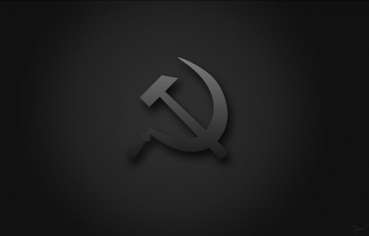 Серп и молот на черном фоне