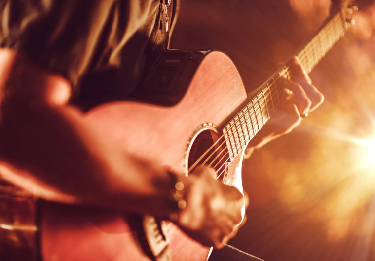 Гитарист с акустической гитарой