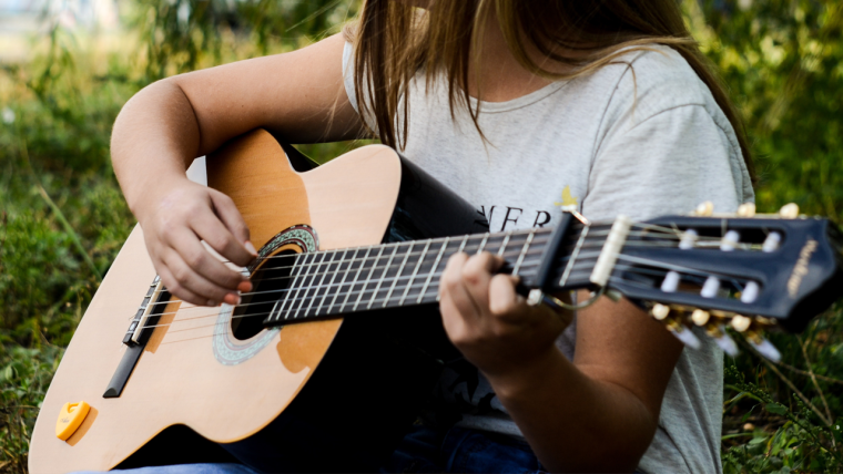 Девочка с гитарой без лица