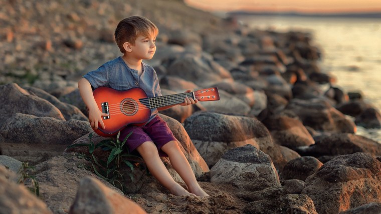 Малыш с гитарой