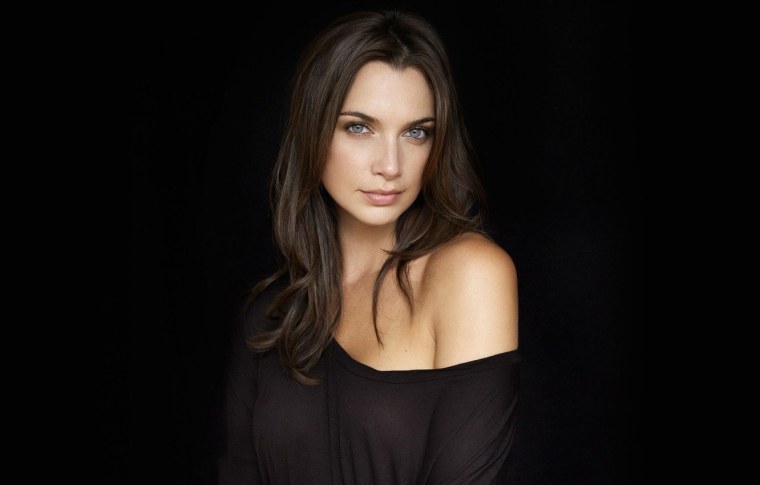 Заставка девушка на черном фоне