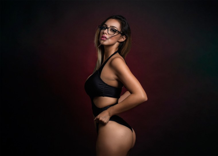 Девушка в коротком черном платье