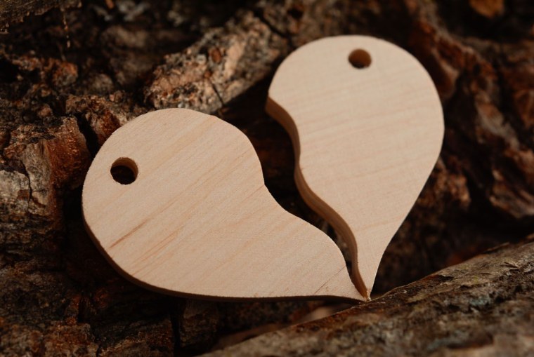 Влюбленные на фоне сердца