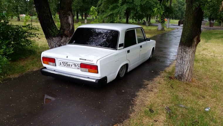 Семерка ВАЗ 2107 белая