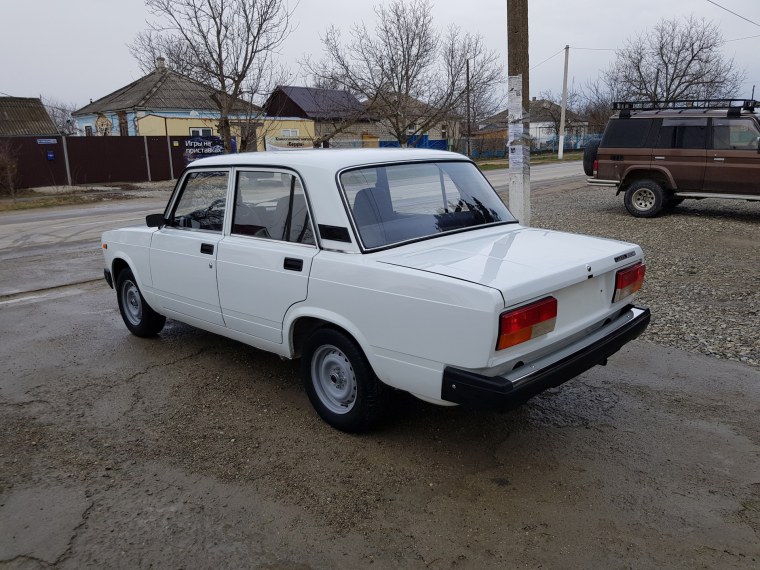 ВАЗ 2107 белая тонированная на штампах