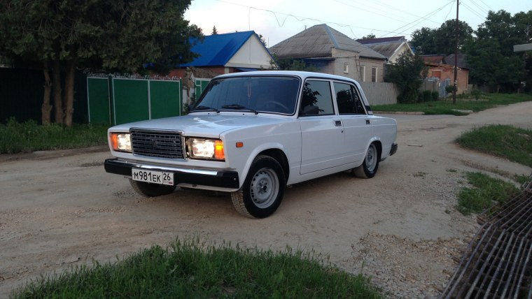 ВАЗ 2107 опер стайл белая