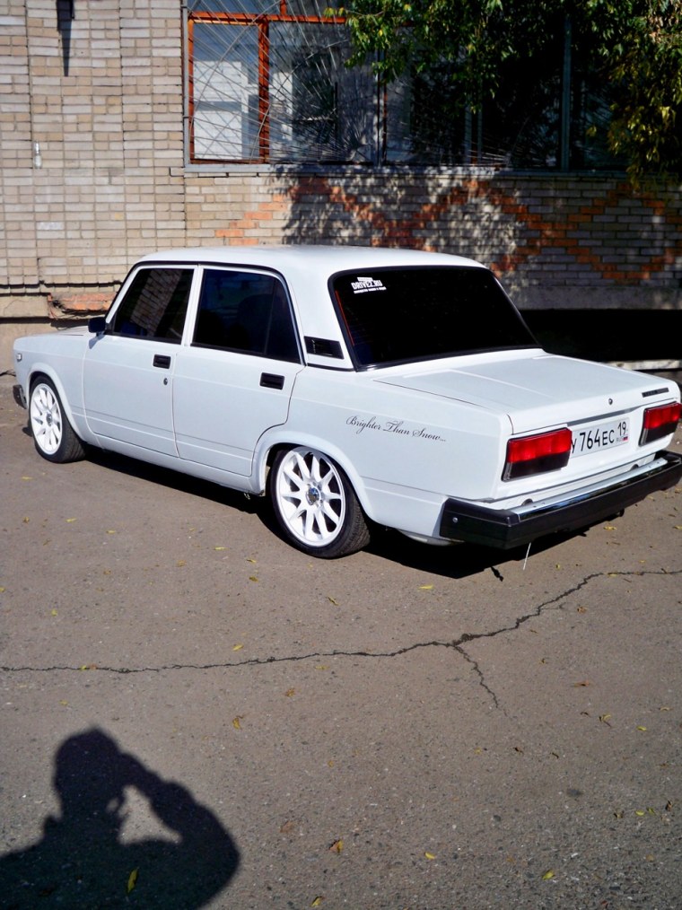 ВАЗ 2107 белая на штампах r14